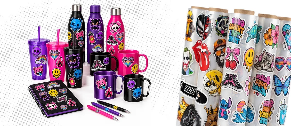 Garrafas, copos, canecas e caderno personalizados com DTF UV, ao lado de rolos de adesivos DTF UV impressos